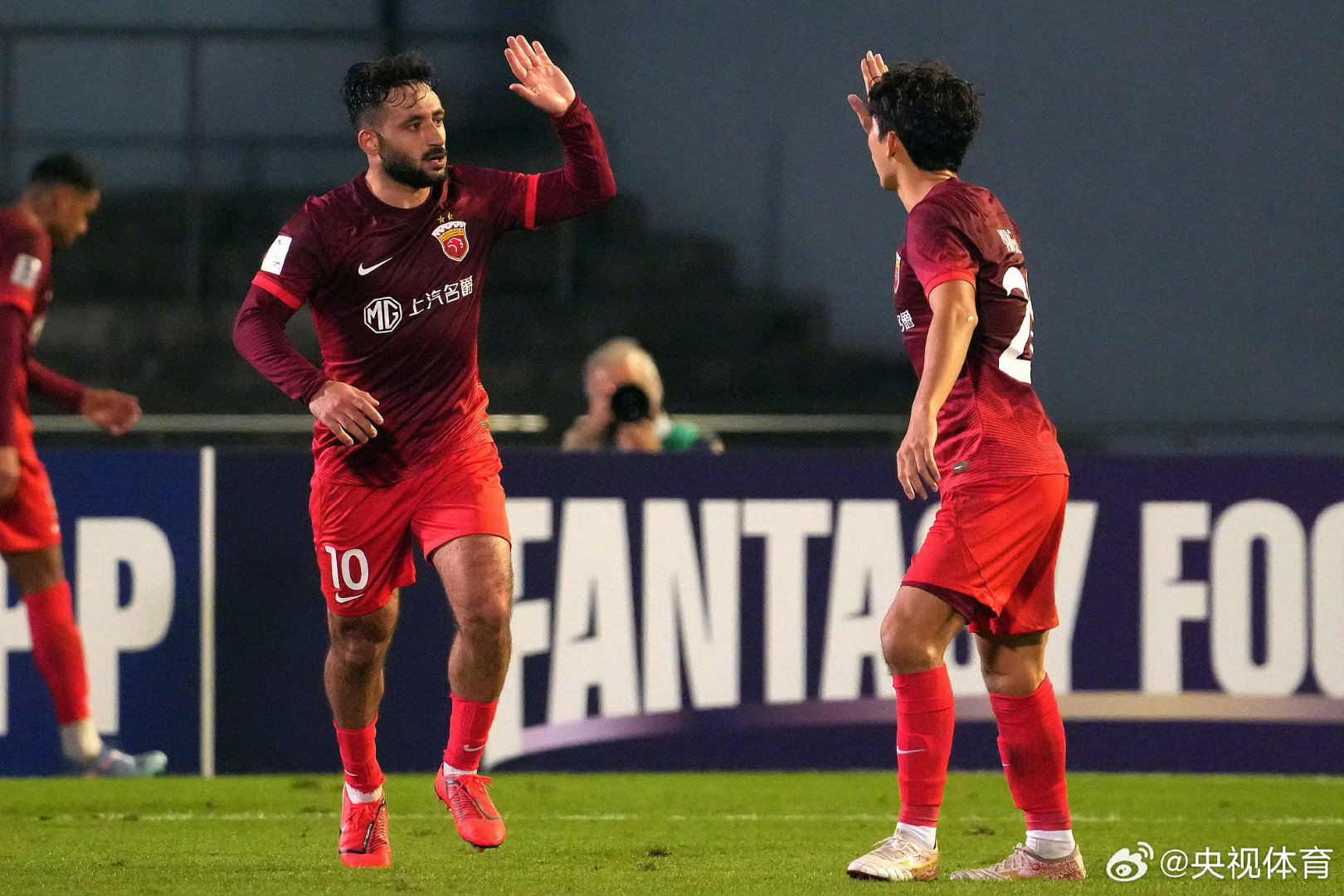 上海海港发布备战花絮，赛前强势反弹，英超任务艰巨，球队文化再被提及的简单介绍